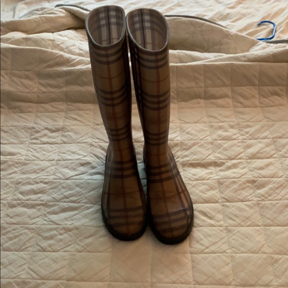 Burberry rainboats. Never worn - Picture 3 of 3